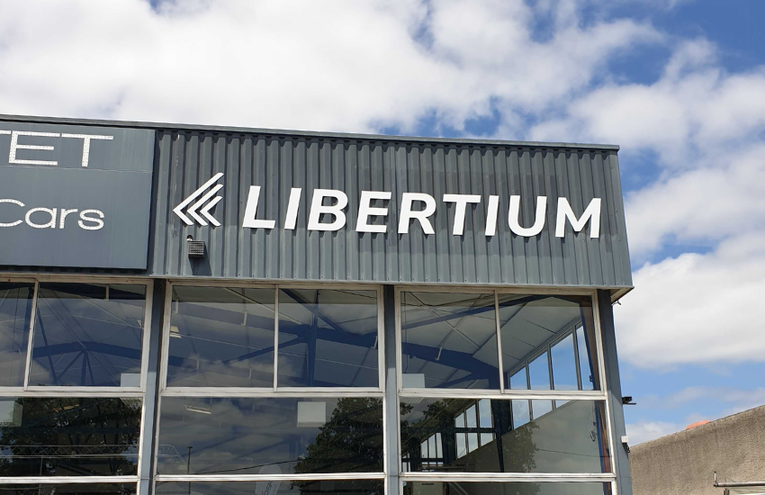 Enseigne lettres découpées Libertium (2)