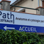 Enseigne lettres relief XPath