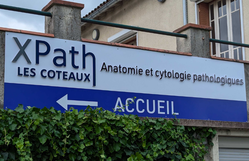 Enseigne lettres relief XPath