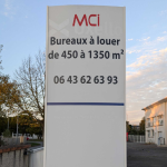 Totem extérieur MCI