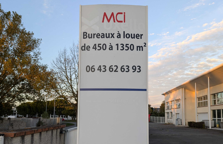 Totem extérieur MCI